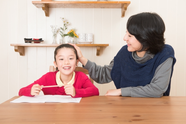 お母さんに褒められる子供の写真