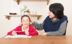 お母さんに褒められる子供の写真